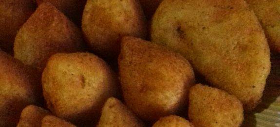 GENTE, PARA TUDO E ANOTA A RECEITA DESSE SALGADO FRITO SUPER FÁCIL E SEM MASSA! FICA DIVINAMENTE DELICIOSO!!!