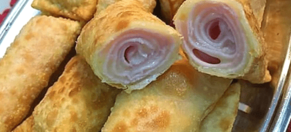 Rolinho de pastel com presunto e mussarela
