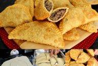 VOU DEIXAR COM VOCÊS A RECEITA DESSE PASTEL DE 3 INGREDIENTES QUE É O MAIS FÁCIL E MAIS GOSTOSO DE TODOS QUE EU JÁ COMI NA VIDA! FAÇO SEMPRE!!!