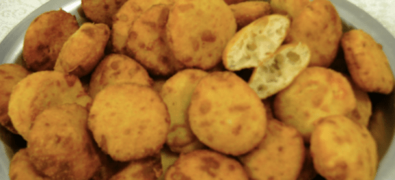 AS FAMOSAS BOLINHAS CROCANTES DA SÚ! ELA VENDE EM BEIRA DE ESTRADA, VENDE IGUAL ÁGUA! TODO MUNDO QUE PASSA, QUER! SÃO REALMENTE DELICIOSAS!