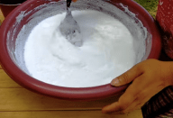 MINHA SOGRA ME DEU UMA GARRAFA DESSE SABÃO E EU FIQUEI IMPRESSIONADA COM A EFICÁCIA DELE, LIMPA SUJEIRAS PESADAS SEM ESFORÇO!! PEDI A RECEITA PRA ELA E TROUXE PRA AQUI VOCÊS!