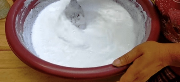 MINHA SOGRA ME DEU UMA GARRAFA DESSE SABÃO E EU FIQUEI IMPRESSIONADA COM A EFICÁCIA DELE, LIMPA SUJEIRAS PESADAS SEM ESFORÇO!! PEDI A RECEITA PRA ELA E TROUXE PRA AQUI VOCÊS!