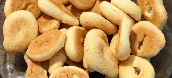 A receita desse biscoito leva um segredinho que o faz ficar DIVINAMENTE DELICIOSO! Mais que o tradicional… FICA PERFEITO e super facinho de preparar!