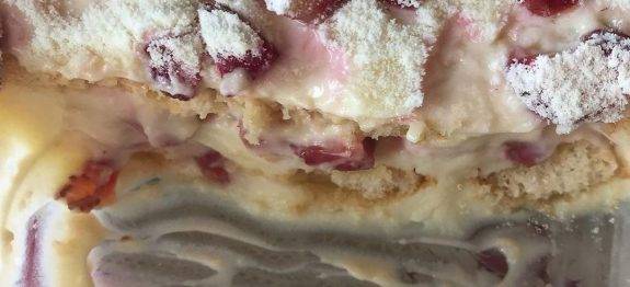 ESSA SOBREMESA NÃO PODE FALTAR NO SEU NATAL, PAVÊ DE LEITE NINHO COM MORANGO! SUPER FÁCIL E DELICIOSO!