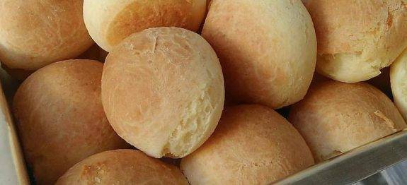 FIZ EM 1 MINUTO O PÃO DE QUEIJO MAIS FÁCIL QUE EXISTE!! 3 INGREDIENTES! SUPER RÁPIDO!