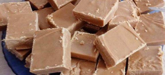 SÓ 2 INGREDIENTES! DOCE DE LEITE MACIO DE CORTE PRONTO EM MINUTOS! FÁCIL – DELICIOSO!