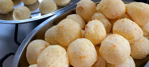 COMO FAZER PÃO DE QUEIJO FÁCIL E DELICIOSO,RECEITA RÁPIDA E FÁCIL PARA TOMAR COM UM CAFÉZINHO