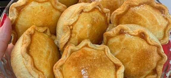 FÁCIL! MASSA DE EMPADA QUE DERRETE NA BOCA! POUCOS INGREDIENTES..RECHEIO ÚMIDO E DELICIOSO!!