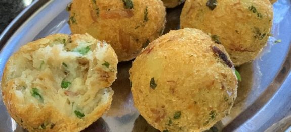 BOLINHO DE BACALHAU DA PALMIRINHA PRÁTICO E RÁPIDO,SEQUINHO E NÃO DESMANCHA QUANDO FRITA!