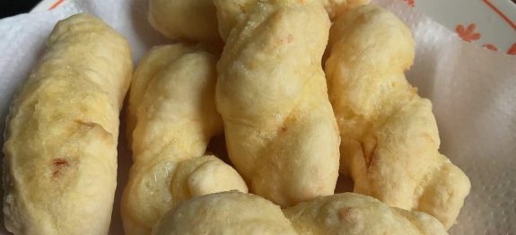 BOLINHO DE QUEIJO FRITO DA ROÇA,FICA SEQUINHO E NÃO ESTOURA! O MELHOR DO BRASIL..EU AMOOOO!