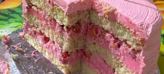 BOLO DE ANIVERSÁRIO PARA INICIANTES,SIMPLES,FÁCIL E ECONÔMICO..PRA MIM É O BOLO MAIS DELICIOSO DO MUNDO!