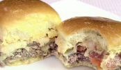 MINI HAMBÚRGUER QUE JÁ SAI DO FORNO RECHEADO , MASSA SABOROSA E FACÍLIMA DE FAZER