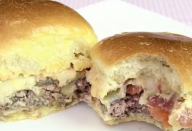 MINI HAMBÚRGUER QUE JÁ SAI DO FORNO RECHEADO , MASSA SABOROSA E FACÍLIMA DE FAZER