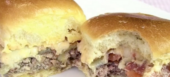 MINI HAMBÚRGUER QUE JÁ SAI DO FORNO RECHEADO , MASSA SABOROSA E FACÍLIMA DE FAZER