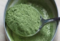 Este pó verde tem mais proteína, ferro e cálcio do que a carne e o leite – e é de origem vegetal.