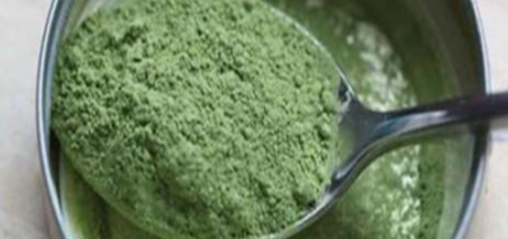 Este pó verde tem mais proteína, ferro e cálcio do que a carne e o leite – e é de origem vegetal.
