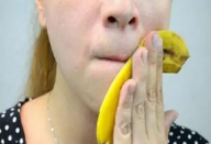Ela passa casca de banana na pele. Você vai fazer o mesmo quando souber o resultado