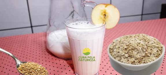 Vitamina-de-maçã-com-aveia-e-linhaça-ajuda-a-regular-o-colesterol-e-a-perder-peso