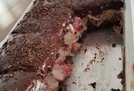 Bolo de ninho com morango e chocolate