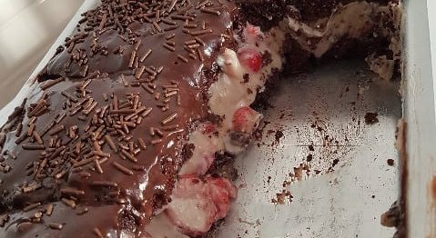 Bolo de ninho com morango e chocolate