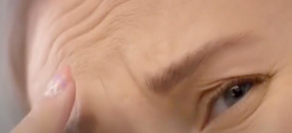 Use óleo de coco e 1 escova de dentes para acabar com rugas e bigode chinês