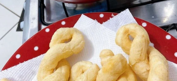 TRAGAM O CAFÉ E VENHAM COMER ESSE BOLINHO DA TIA DODOCA QUE SÓ LEVA 5 MINUTOS PRA FICAR PRONTO