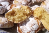 BOLINHO BATIDO DE 2 MINUTOS (SÓ BATER E LEVAR PRA ASSAR O MELHOR BOLINHO DA VIDA)