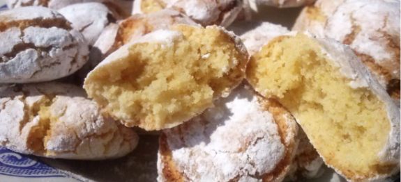 BOLINHO BATIDO DE 2 MINUTOS (SÓ BATER E LEVAR PRA ASSAR O MELHOR BOLINHO DA VIDA)