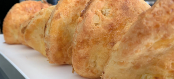 MASSINHA DE FORNO DE 3 INGREDIENTES, COM AQUELE CAFÉ FRESQUINHO FICA UMA PERFEIÇÃO