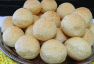 Pra quê tanto trabalho com pão de queijo se você pode fazer essa aqui que só leva 2 INGREDIENTES