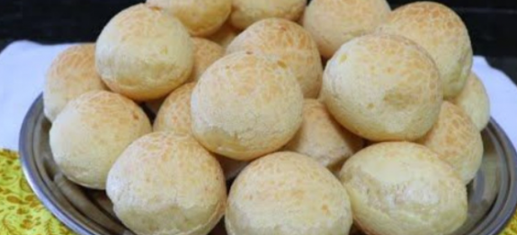 Pra quê tanto trabalho com pão de queijo se você pode fazer essa aqui que só leva 2 INGREDIENTES