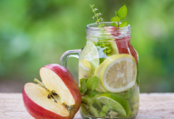 5 receitas de água saborizada para desintoxicar e reduzir o inchaço