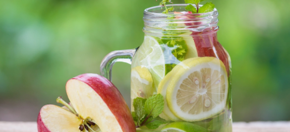 5 receitas de água saborizada para desintoxicar e reduzir o inchaço