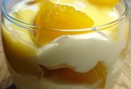 Gelado de pêssego uma sobremesa simples feita com pêssego em calda e fica pronta em minutos!!