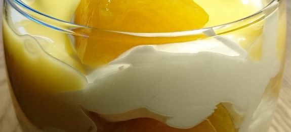 Gelado de pêssego uma sobremesa simples feita com pêssego em calda e fica pronta em minutos!!
