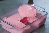 JÁ ME PREPARANDO PRA FAZER A SOBREMESA DO NATAL QUE EU MAIS AMO! TODO ANO EU LEVO 3 TRAVESSAS DESSA E ACABA EM 1 SEGUNDO! UM SUCESSO!