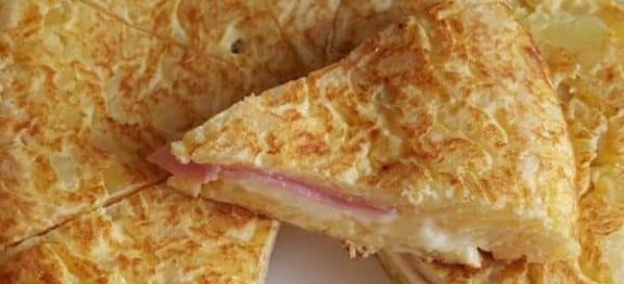 Omelete de batata com recheio de presunto e queijo, fácil de fazer com ingredientes simples