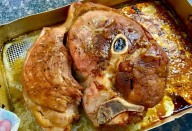 Pernil assado que desmancha na boca com tempero que tem gosto e cheiro de natal
