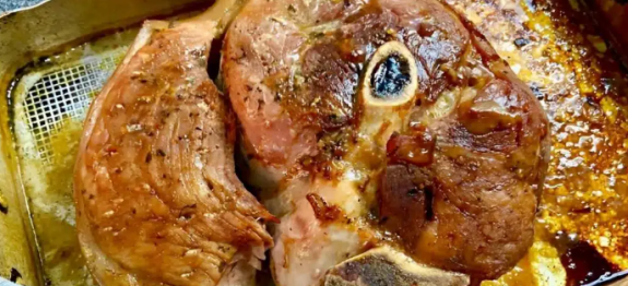 Pernil assado que desmancha na boca com tempero que tem gosto e cheiro de natal