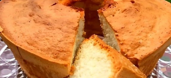 Bolo fofinho com 3 ingredientes, você vai querer fazer todo dia