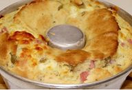 Bolo salgado simples já sai do forno recheado um lanche delicioso e rápido de preparar