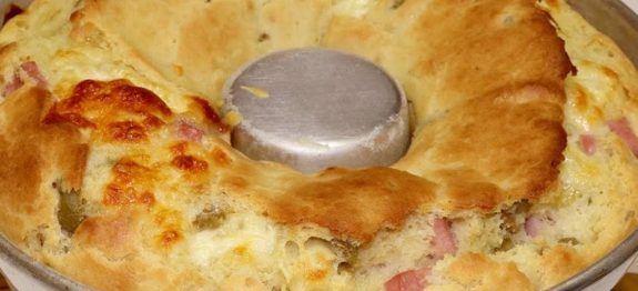 Bolo salgado simples já sai do forno recheado um lanche delicioso e rápido de preparar