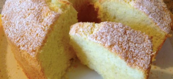 Água Morna é o segredo do bolo mais fofo do mundo! Cuidado na hora de pegar porque ele vai se desfazer na sua mão! É assim que faz ó…Ver mais