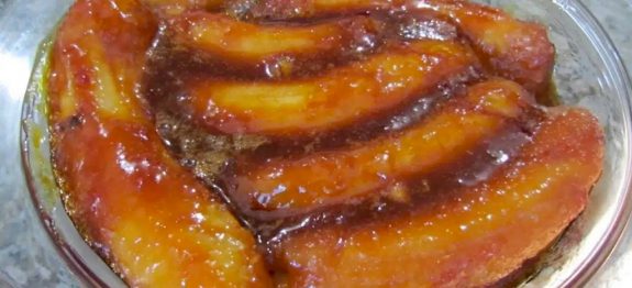 Banana-caramelizada-na-travessa-uma-sobremesa-fácil-e-deliciosa-para-todos-os-dias-1