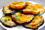 Berinjela assada com tomate e queijo uma delícia de restaurante pra fazer na sua casa.