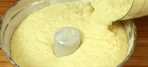 Bolo-de-aipim-ou-mandioca-de-liquidificador-e-so-bater-os-ingredientes-colocar-na-forma-e-assar