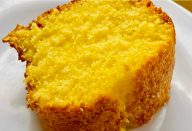 Bolo de fubá com laranja de liquidificador fofinho molhadinho e perfeito para o lanche