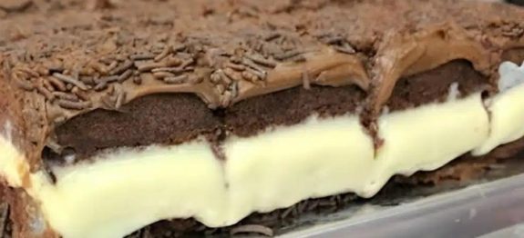 Bolo gelado de chocolate com cobertura