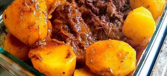 Carne assada na panela de pressão com sabor suave e que desmanche na boca.