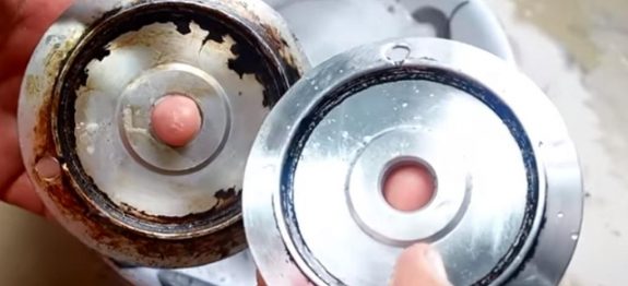 Como-tirar-a-sujeira-das-bocas-do-fogao-usando-apenas-um-produto